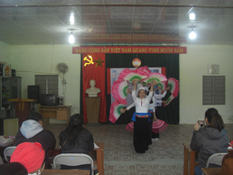 ( Hình ảnh về tiết mục múa: Vui hội bản mường - chi hội phụ xóm Nà Chiếu trong chương trình truyền thông pháp luật)